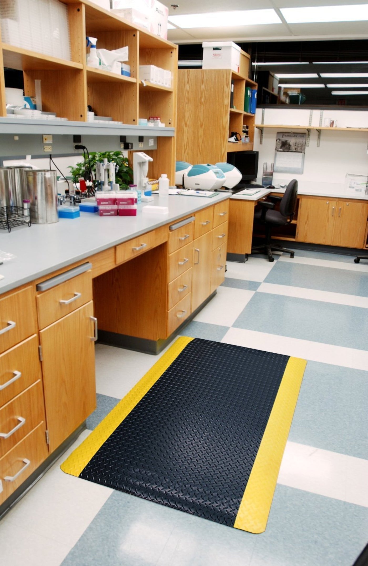 Wearwell Diamond-Plate SpongeCote UltraSoft Mat, 4' Width x 75' Length x 15/16" Thickness, Black/Chevron - 414.1516x4x75BYL