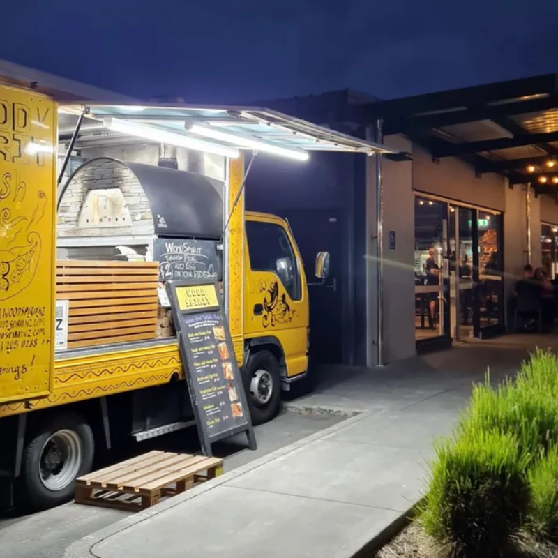 MaximuxPrimePro_inyellowfoodtruck_fromadistance