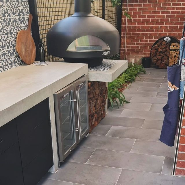Polito_Giotto_pizza_oven_Black_door_closed_outdoors