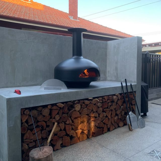 Polito_Giotto_pizza_oven_Black_door_with_flame_with_wood_under_counter