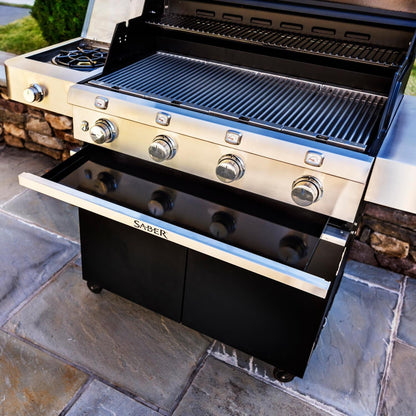 Saber Grills: 670 Series 4-Burner Cart Grill (LP) - R67CC1117